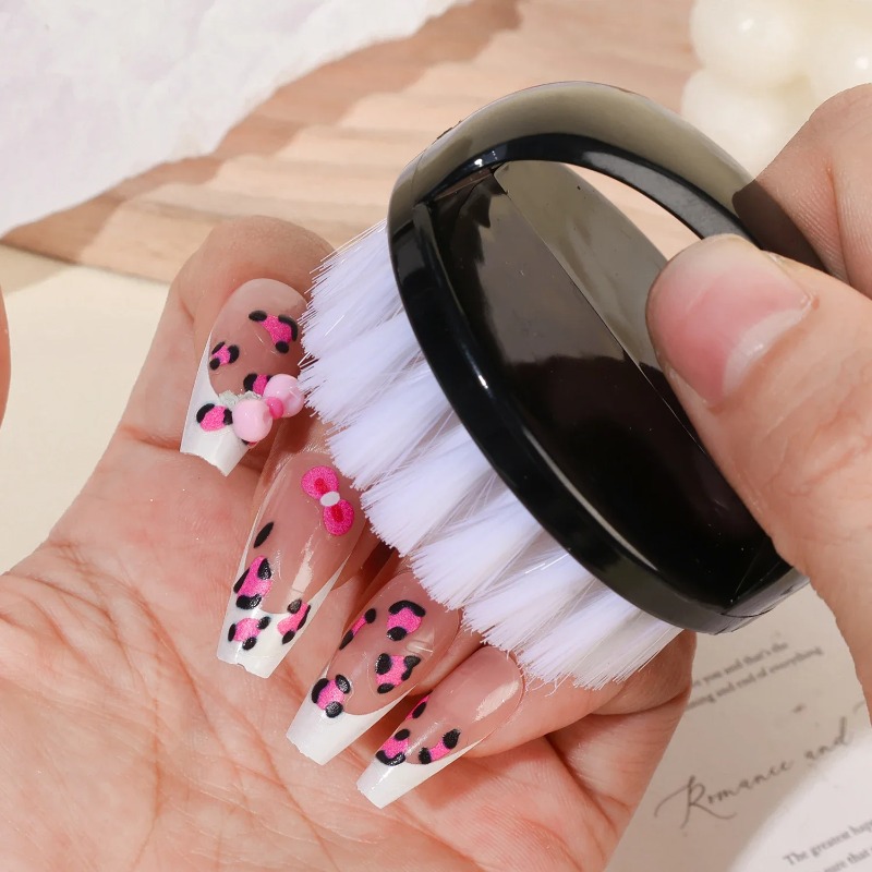 Nagelborstel verwijst naar de  - Makeup Beauty Ro recensie en prijs